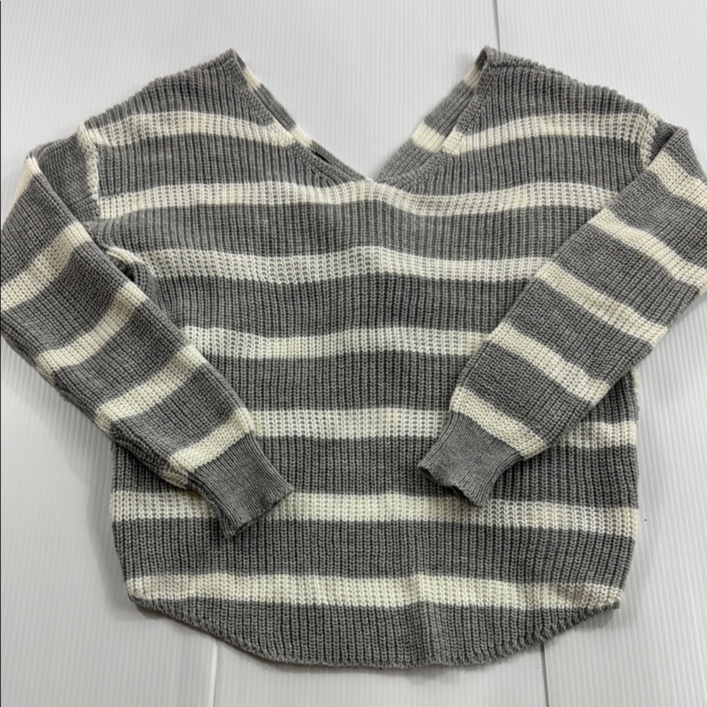 416. Women’s SHEIN Gray and Cream V-Neck Sweater (S)
